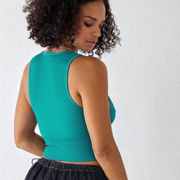 Urban Outfitters Out from Under Hailey seamless plunge cropped top - Picture 2 of 5